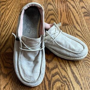 Lightweight tan women’s Hey Dude Wendy chambray slip on shoes, size 8. Great con
